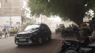 प्रयागराज में अचानक मौसम ने ली करवट क्षेत्र में आंधी और धूल गर्दा भरी हवा चली...?
#prayagraj_news #प्रयागराज