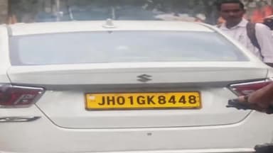 लोहरदगा: कचहरी मोड़ ओवरब्रिज के पास बड़ा हादसा, स्विफ्ट डिजायर (JH01 GK8448) टक्कर मारकर भागी