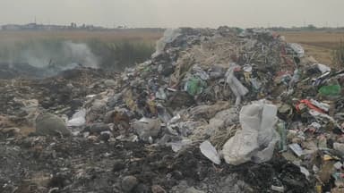 सासाराम नगर निगम प्रशासन जहां तहा कूड़ा कचरा गिरा कर और गंदगी फैलाने में लगा है। जंगल विभाग को कोई मतलब नहीं है।