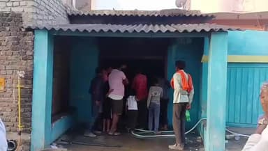 सिंगरौली: बैढ़न: किराना दुकान में आग लगने से बलियरी में लाखों का नुकसान, शॉर्ट सर्किट की आशंका