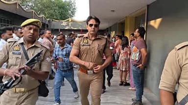 फिरोज़ाबाद: ASP अनुज चौधरी ने पुलिस कर्मियों के साथ शहर के DD सिनेमा में फ़िल्म धुरंधर -2 का आनंद लिया