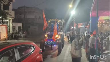 જલાલપોર: શહેરમાં રામનવમીના ઉપ્લક્ષમાં શોભાયાત્રા નીકળી બુલડોઝર ઉપર યોગી આદિત્યનાથ ના ફોટા લગાવવામાં આવ્યા