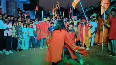 सुतरी पंचायत में रामनवमी पर्व को लेकर जुलूस का आयोजन किया गया छोटे-छोटे बच्चिया लाठी का प्रदर्शन खेल दिखाते हुए।