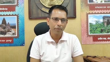 कलेक्टर सुधीर कोचर ने बताया कि जिले में पेट्रोल, डीजल और गैस की आपूर्ति तेजी से सामान्य हो रही है तथा कहीं कोई कमी नहीं ...