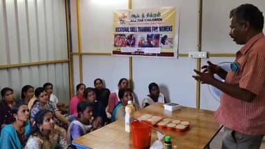 பந்தலூர்: மகளிர்களுக்கு சோப்பு தயாரிக்க பந்தலூர் ஏகல் மகளிர் தையல் பயிற்சி மையத்தில் பயிற்சி