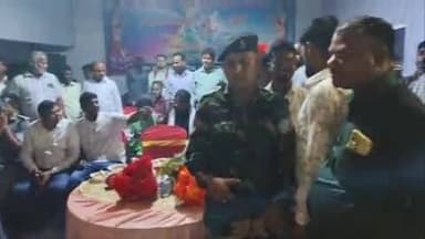 ठाकुरगंगटी: ठाकुर गंगटी प्रखंड क्षेत्र के दुर्गा मंदिरों में मंत्री दीपिका पांडेय सिंह ने शुक्रवार को लिया आशीर्वाद