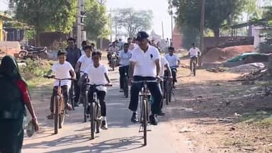 बडोनी एसडीओपी विनायक शुक्ला ने बच्चों संग जिगना क्षेत्र में दौड़ाई सायकिल
#indergarh #hindu #NewsUpdate #virel #datia #po...