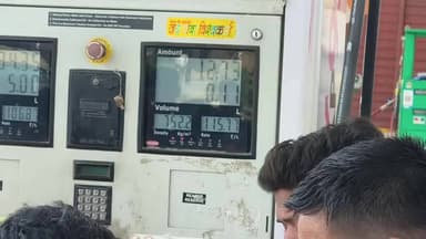 मोहनिया: पेट्रोल पंप पर सादा पेट्रोल खत्म, महंगे दाम की एक्स्ट्रा प्रीमियम भरवाने को मजबूर, पेट्रोल की बढ़ी खपत: ग्राउंड रिपोर्ट
