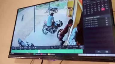 नजीबाबाद: भागू वाला में बाइक पर बैठे व्यक्ति पर हुआ जानलेवा हमला, वीडियो हुआ वायरल