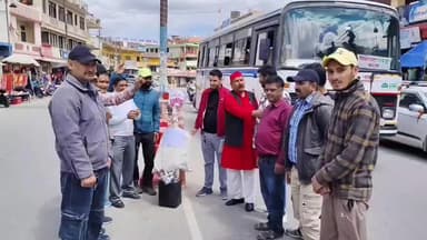 चम्पावत: मीडिया कर्मियों ने खटीमा के भाजपा नेता का पुतला फूंका, गैस की किल्लत की रिपोर्टिंग पर पत्रकार पर दर्ज कराया मुकदमा