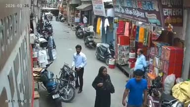 #मेरठ, उत्तर प्रदेश: शहर सर्राफा बाजार में #बाइक खड़ी करने के विवाद में अधिवक्ता पर हमला, #CCTV में कैद हुई घटना #वीडियो...