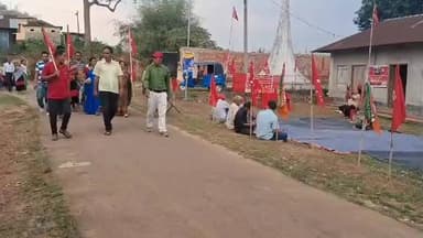 সাব্রুম: তৈকুম্বা বন্ধন বাজারে বামফ্রন্ট প্রার্থীর সমর্থনে মিছিল সংগঠিত করেন সিপিআই(এম)