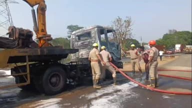 ନୟାଗଡ: ନୟାଗଡ଼ ବ୍ଲକ ବଡପଣ୍ଡୁସର ଗ୍ରାମ ନିକଟସ୍ଥ ରାଉତ ହୋଟେଲ ନିକଟରେ ଟଲର୍ ଗାଡି ରେ ହଠାତ ଲାଗିଲା ନିଆଁ ଅଳ୍ପକେ ବର୍ତ୍ତିଲେ ଡ୍ରାଇଭର