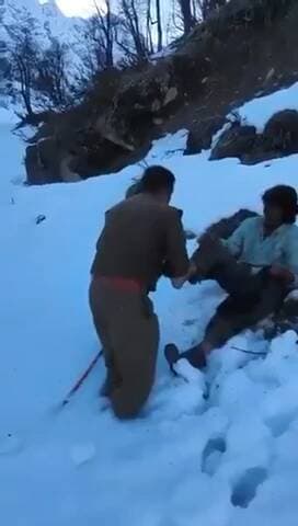 #हिमाचल प्रदेश में एक युवक केवल शर्ट और प्लास्टिक के जूते पहनकर बर्फ में ट्रैकिंग के लिए निकल गया और बीच रास्ते में फंस गया