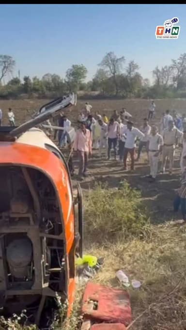 नलखेड़ा तहसील के बड़ागांव के पास पलटी खाई यात्री बस, एक यात्री की मौत 15 से ज्यादा यात्री हुए घायल #agar #india #cm