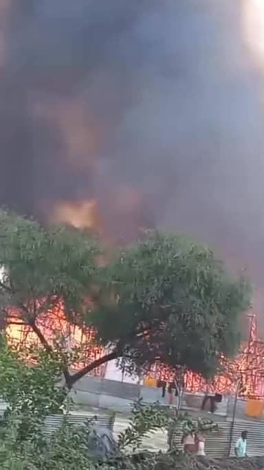 अयोध्या.
लक्ष्मी नारायण महायज्ञ में आग लगने का मामला, मौके पर मौजूद परिवहन मंत्री दयाशंकर सिंह और गोसाईगंज के विधायक अभय...