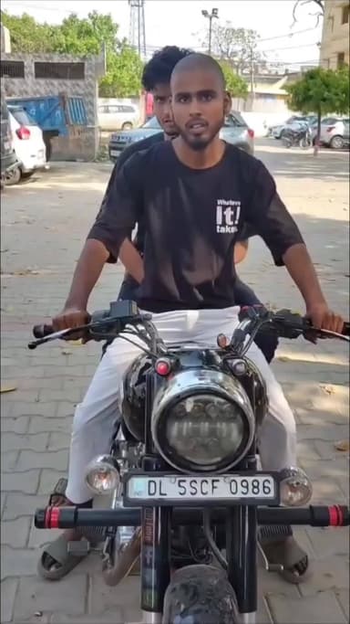 पटियाली: सीओ संदीप वर्मा ने मॉडिफाइड साइलेंसर पर सख्ती बरती, गंजडुंडवारा में बुलेट बाइक सीज कर बाइक सवारों पर की कार्रवाई