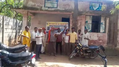 भोजपुर जिले का सहार प्रखंड के नल जल अनुरक्छक धरना प्रदर्शन