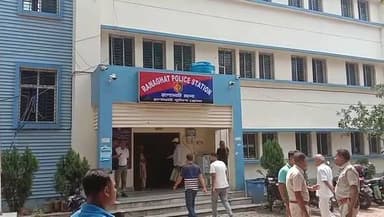 ভোট প্রশিক্ষণে গিয়ে আক্রান্ত শিক্ষক ঘটনায় গ্রেপ্তার দুই সরকারি কর্মী।
নদিয়া: নদিয়ার রানাঘাটে ভোট প্রশিক্ষণে আক্রান্...