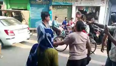 #जिला #मिर्जापुर में एक लड़की सड़क पर चप्पल से युवक की पिटाई कर रही है। इस लड़के पर लड़की के फोटो वायरल करके बदनाम करने का आरोप है।