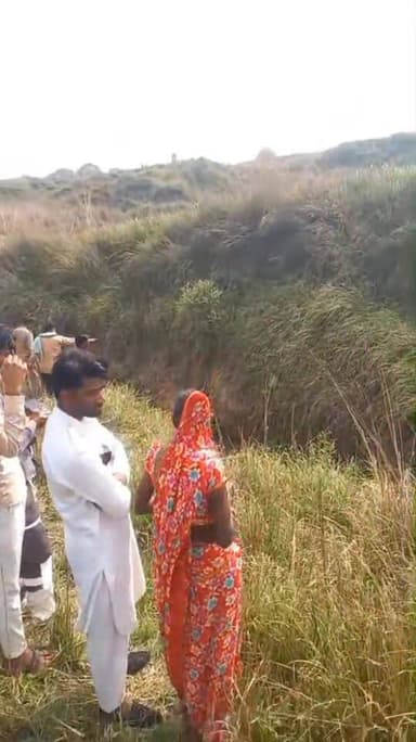 करछना थाना क्षेत्र से पूरवा मछहर का पुरवा जिला पर नाले में लटकी मिली चौरी की भैंस