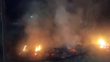 कोंच कस्बा में पहाडगांव रोड़ पर महंत जी के बगीचे के पास अज्ञात कारणों से रोड किनारे लगी आग, शाम 8 बजे की घटना