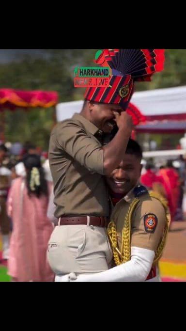 पुलिस अफसर बने छोटे भाई ने दी पहली सलामी, आंसू नहीं रोक पाया बड़ा भाई !