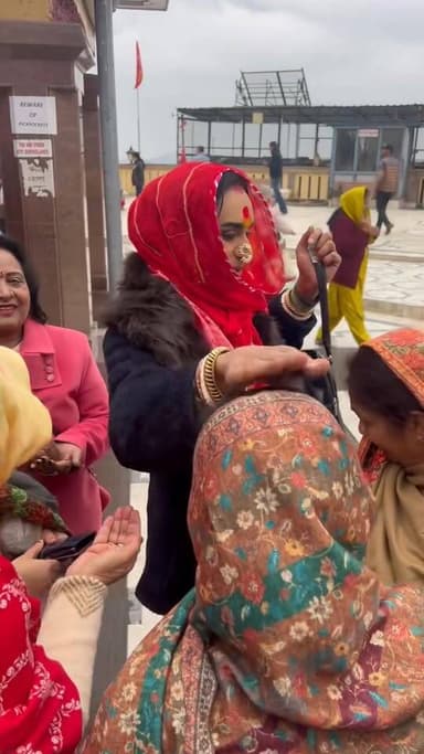 शिमला के एक मंदिर में लोगों को आशीर्वाद देने वाले तथाकथित व्यक्ति कि भेषभूषा पर उठे सवाल।व्यकित बांग्लादेश का निवाशी।स्...