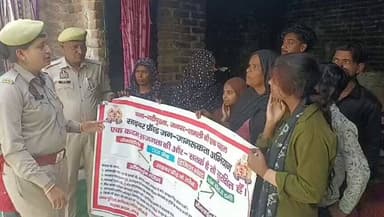 #SPShamli
के निर्देशन में थाना गढ़ीपुख्ता की #मिशन_शक्ति_टीम द्वारा महिलाओं व बालिकाओं को डिजिटल साइबर फ्रॉड एवं उससे ब...