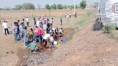 यूपी: आगरा में सरसों के तेल से भरा टैंकर पलट गया। #public