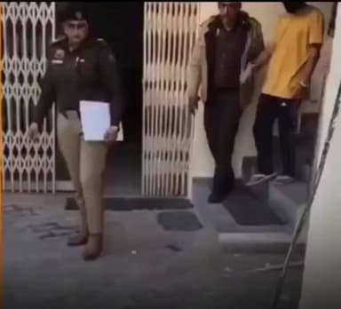 प्राइवेट पार्ट पर सैनिटाइजर से लगाई आग फिर पिलाई पेशाब, दरिंदगी पर उतरे बॉयफ्रेंड ने युवती को बेरहमी से पीटा।
दिल्ली-एन