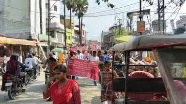 #जन समस्याओं के निदान के लिए एसडीओ महुआ के समक्ष प्रदर्शन करते SUCI (कम्युनिस्ट) के कार्यकर्ता