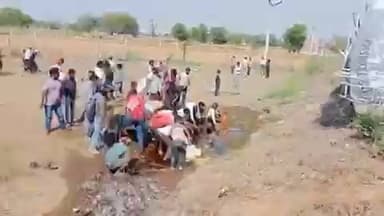 #आगरा के #फतेहाबाद-शमशाबाद मार्ग पर सरसों के तेल से भरा टैंकर पलट गया, हादसे के बाद तेल सड़क पर फैल गया