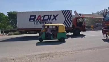 ನೆಲಮಂಗಲ: ನೆಲಮಂಗಲದ ಟಿ.ಬೇಗೂರು ಬಳಿ ಟ್ಯಾಂಕರ್ ಲಾರಿ ಮತ್ತು ಕ್ಯಾಂಟರ್ ಚಾಲಕನ ನಡುವೆ ಕಿರಿಕ್