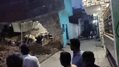 मुरादाबाद के एक 2 मंजिला मकान के पड़ौस में खुदाई हो रही थी. इससे दो मंजिला मकान की बुनियाद खोखली हो गई.
