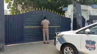 చెన్నూరు: పట్టణంలోని గురుకుల పాఠశాల హాస్టల్ లో ఏడో తరగతి విద్యార్థిని శ్రీహిందు ఆత్మహత్యవిచారణ చేపట్టిన పోలీసులు