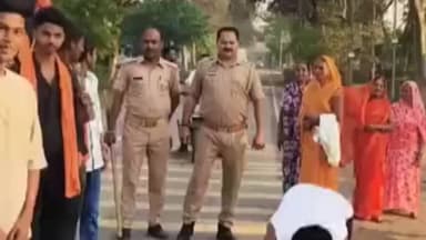 भानपुर: बस्ती जिले में तलाक की खुशी में युवक ने 9 किमी दंडवत यात्रा कर बैडवा समय माता मंदिर पहुँचा, वीडियो हुआ वायरल