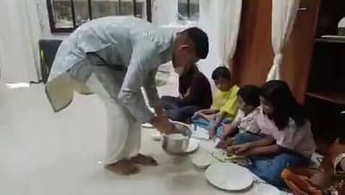 #यूपी के #ललितपुर के SP मोहम्मद मुश्ताक ने कन्याओं के पैर पखारे
पत्नी संग विधि-विधान से पूजन किया