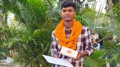 सिमरी बख्तियारपुर: कोसी तटबंध के छात्र ने लहराया परचम, 472 अंक लाकर बढ़ाया मान