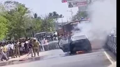 சிதம்பரம்: சிதம்பரத்தில் நடுரோட்டில் தீ பிடித்து எரிந்த காரால் பரபரப்பு