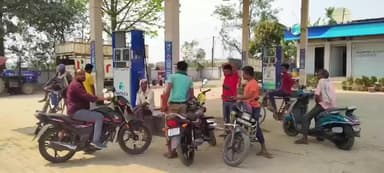 रोसड़ा: रोसड़ा के नायरा पेट्रोल पंप पर पेट्रोल नहीं मिलने से वाहन चालक परेशान