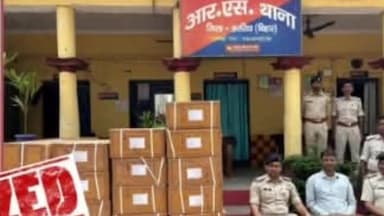 अररिया: हरियाबाड़ा टोल प्लाजा के पास एक पिकअप वैन से 7050 बोतल प्रतिबंधित कफ सिरप बरामद, चालक भागने में सफल