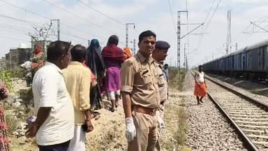 करछना थाना क्षेत्र के पचदेवरा गांव के सामने रेलवे लाइन पार करते समय 12 वर्षीय नाबालिग की ट्रेन की चपेट में आने से मौत हो...