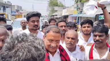 பரமத்தி வேலூர்: பேருந்து நிலையம் அருகே திமுக வேட்பாளருக்கு உற்சாக வரவேற்பு அளிக்கப்பட்டன