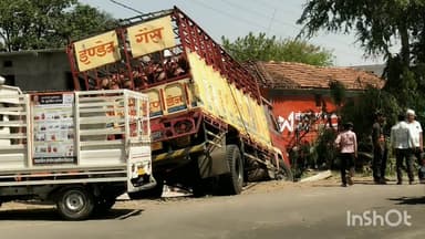 मालथोन: बीना रोड अण्डेला में गैस सिलेंडर से भरा ट्रक घर में घुसा, बड़ा हादसा टला