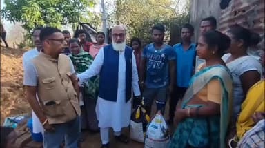 कोडरमा: हाथी हमले में मृत बिरहोर के परिवार से मिले नगर पंचायत अध्यक्ष, हर संभव मदद का दिया भरोसा