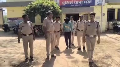 इंदरगढ़: ग्राम फतेहपुर: दो मासूम बच्चियों से दुष्कर्म करने वाला आरोपी गिरफ्तार, पुलिस ने निकाला जुलूस