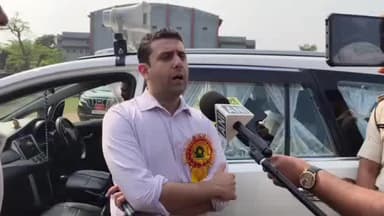 डुमरा: सीतामढ़ी: डीएम ने मैट्रिक परीक्षा में ज़िला टॉपर पवन को दी बधाई