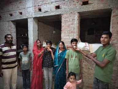 आयुष कुमार 482 अंक आने के बाद उसके परिजन और शिक्षक ने मिठाई खिलाकर बधाई एवं शुभकामनाएं दी।