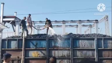 देवळी: पुलगाव रेल्वे स्थानकात मालगाडीच्या कोळसा वाहतूक करणाऱ्या डब्यात अचानक आग : अग्निशमन दलाच्या तत्परतेने आग आटोक्यात